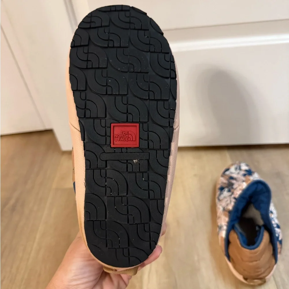 The North Face Thermoball Traction Booties women’s Size 7 - Picture 4 of 8